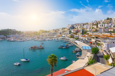 Pire marinası güneşli manzara, Atina, Yunanistan.