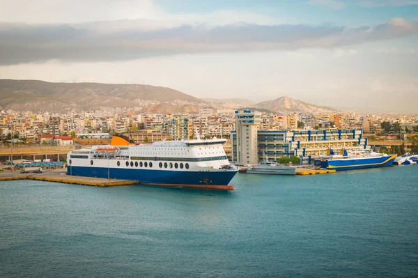 Görögországi Piraeus Kikötőjében Kikötött Komphajó — Stock Fotó