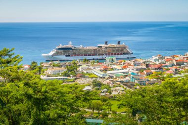 Roseau, Dominica. Limanda bir gemi gezisi..