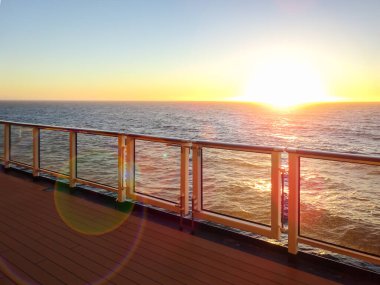 Günbatımı manzaralı bir gemi güvertesi..