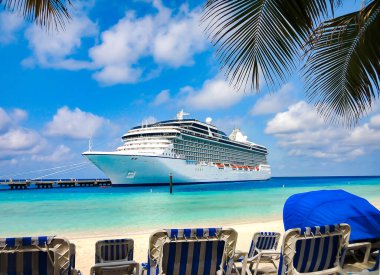 Grand Turk plajına yanaşan yolcu gemisi, Karayip Adası, Turks ve Caicos.