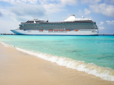 Grand Turk, Turks ve Caicos Adaları, Karayipler 'deki lüks yolcu gemisinin yan görüntüsü.