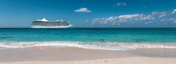 在加勒比开曼群岛美丽海滩上的豪华游轮侧视图 — 图库照片