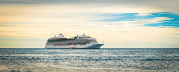 Zijaanzicht Van Cruiseschip Luxe Passagiersschip Varen Oceaan Cruise Reis Vakantie — Stockfoto