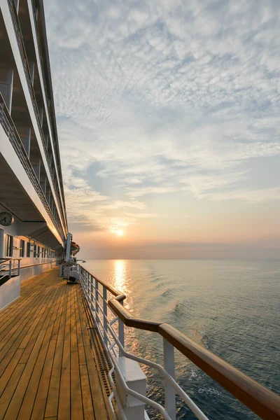 Cruiseschip Houten Boulevard Dek Met Prachtige Zonsondergang Reflectie Oceaan — Stockfoto