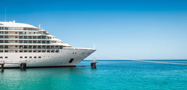 Vista Lateral Proa Crucero Atracado Día Verano Con Cielo Azul —  Fotos de Stock