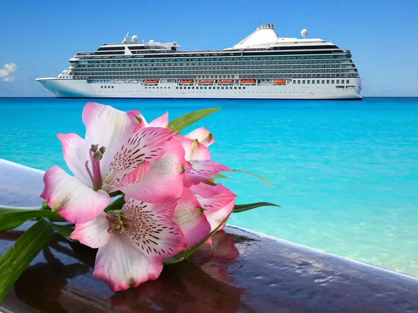 Rózsaszín Virág Fán Utazóhajó Háttérben Nyári Romantikus Luxus Nyaralás Koncepció — Stock Fotó