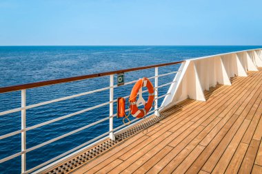 Güvertede güvenlik korkuluklarıyla dolaşın..