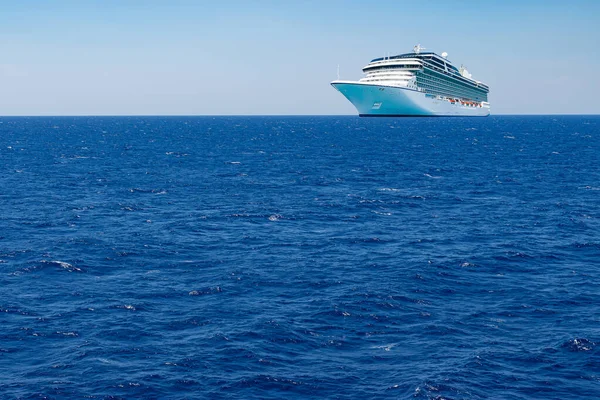 Tło Transportu Wycieczkowego Luksusowy Statek Pasażerski Morzu Śródziemnym — Zdjęcie stockowe