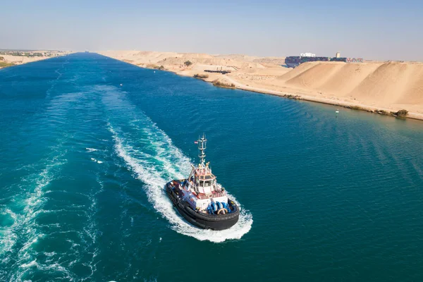 Tugboat Achter Een Cruiseschip Suez Kanaal Egypte — Stockfoto