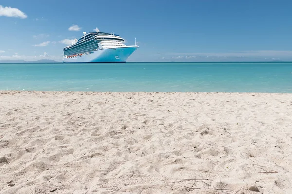 Sommer Tropenkreuzfahrt Urlaubskonzept Weißer Karibischer Sandstrand Mit Luxus Kreuzfahrtschiff Hintergrund — Stockfoto