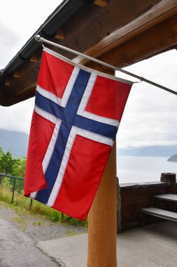 Gölde Norveç bayrağı.