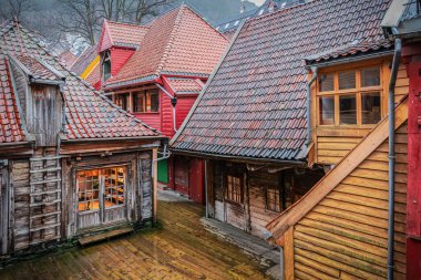 Yağmurlu bir günde geleneksel ahşap binalar, Bryggen, Bergen, Norveç.