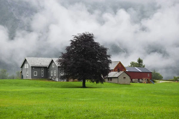 Traditionele Boerderij Schuur Noorwegen Een Regenachtige Dag — Stockfoto