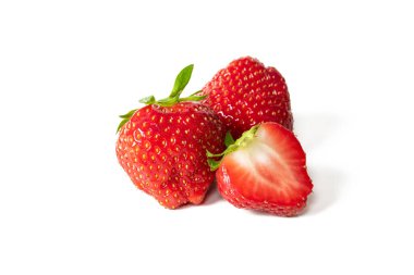 Beyaz arka planda izole edilmiş taze sulu çilekler..