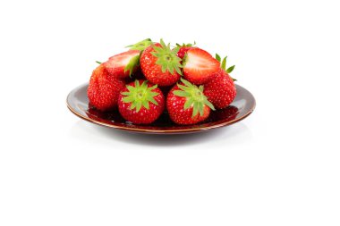 Beyaz arkaplanda izole edilmiş çilek tabağı. 