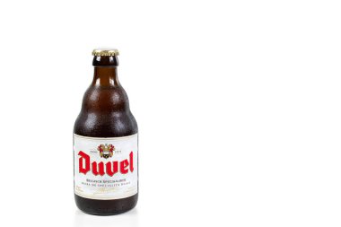  ANTWERP, BELGIUM - 14 Temmuz 2020: Beyaz arka planda izole edilmiş bir Belçika Duvel özel birası.