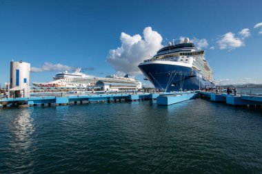 SAN JUAN, PUERTO RICO / USA - NOVEMBER 29, 2019: Seyahat gemileri Celebrity Equinox (Ünlüler Gezileri) ve Norveç Gem (Norveç Gemi Gemisi) Porto Riko 'daki San Juan limanına yanaştı.