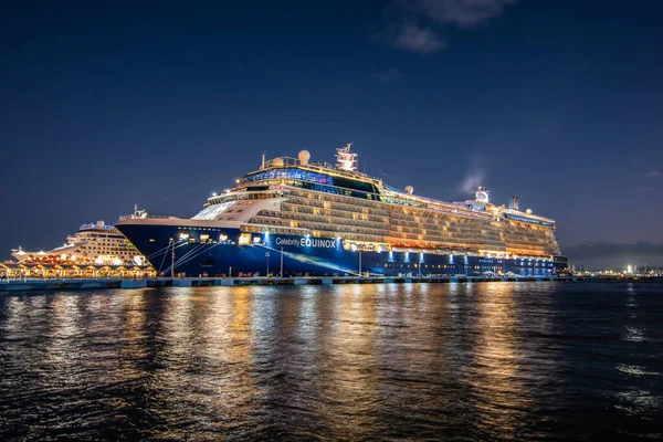 SAN JUAN, PUERTO RICO / USA - NOVEMBER 29, 2019: Seyahat gemileri Celebrity Equinox (Ünlüler Gezileri) ve Norveç Gem (Norveç Gemi Gemisi) gece Porto Riko 'daki San Juan limanına yanaştı.