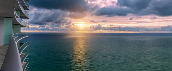 Hermosa Puesta Sol Con Sol Sobre Horizonte Vista Desde Balcón — Foto de Stock