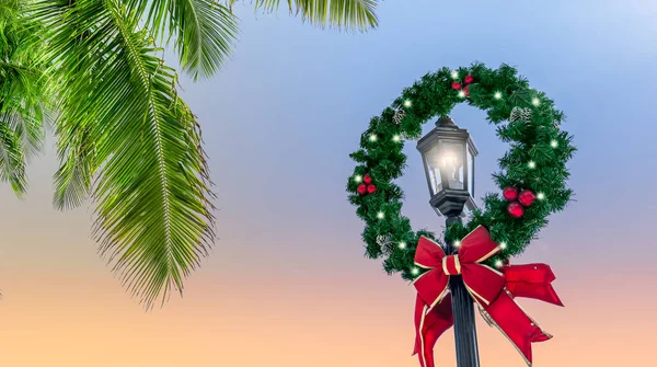 Geschmückter Weihnachtskranz Einen Beleuchteten Laternenpfahl Einem Tropischen Ziel — Stockfoto