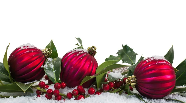 Weihnachten Und Neujahr Winter Background Red Kugeln Und Stechpalmen Schnee — Stockfoto