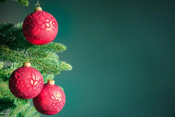 Donkergroene Kerst Achtergrond Met Rode Ballen — Stockfoto