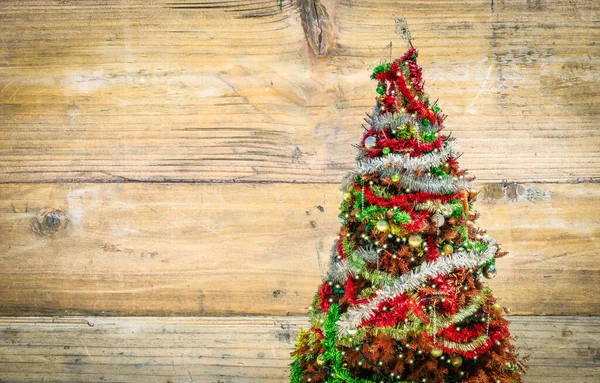 Zijaanzicht Van Oude Kerstboom Met Decoraties Houten Achtergrond Wenskaart Poster — Stockfoto