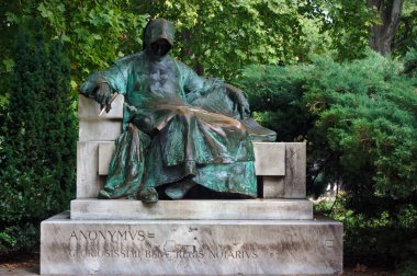 Budapeşte, Vajdahunyad Şatosu 'ndaki Anonymus Heykeli. Kral Bla III 'ün sarayındaki bilinmeyen tarihçi.