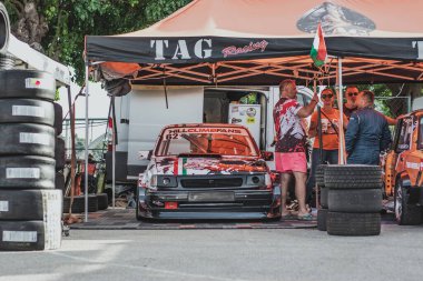 Skradin Hırvatistan Haziran 2020 Bir yarış otomobili çayırında arabalarla dikilen çok sayıda insan, tepeye tırmanma yarışı için arabaları hazırlıyor