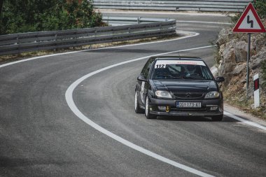 Skradin Hırvatistan Haziran 2020 Siyah yarış versiyonu Citroen Saxo tepe tırmanış şampiyonasında yüksek hızda gidiyor