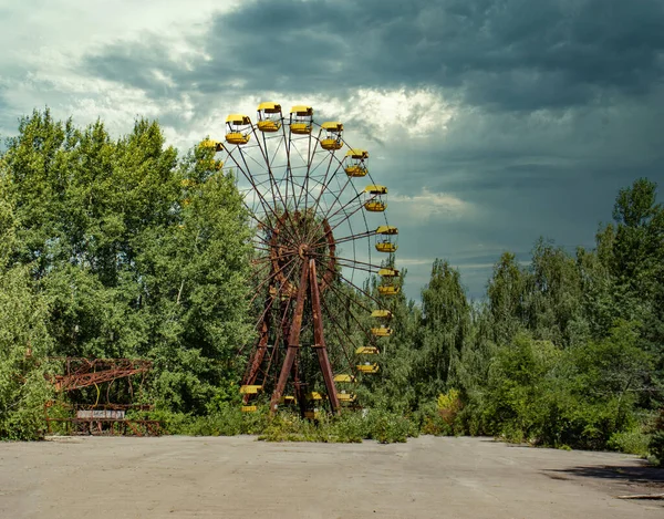 Iconic Pripyat Ferris Wheel Seen Open Area Front People Dramatic — Stock Photo, Image