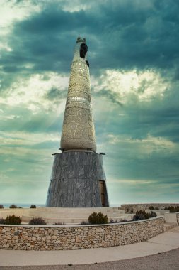 Primosten Hırvatistan, Temmuz 2020 Kutsal Meryem Ana Heykeli Hırvatistan 'ın Primosten kenti yakınlarındaki bir tepede. Kara bulutlu bir gün