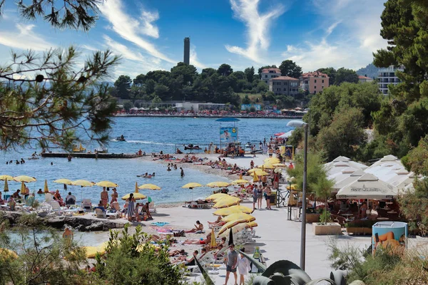 Split 'teki Hırvatistan' ı Temmuz 2019 'da ikiye bölmek. Turistler, Bacvice ve Ovcice plajları sıcak yaz günlerinin keyfini çıkaran insanlarla dolu.