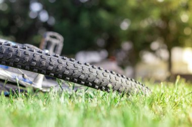 Lastik bir bisiklet tekerleğinin yere dayanması, lastiğin zamanla patlaması. Kazalar ve bisiklet güvenliği kavramları