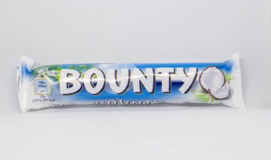 Popüler hindistan cevizi aromalı Bounty çikolatası beyaz arka planda izole edilmiş.