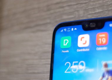 Pexels ve Shutterstock uygulama simgelerine sahip bir android aygıtının ekranı. Pexels uygulaması fotoğrafçılık için bir rakip olarak popülerlik artışı