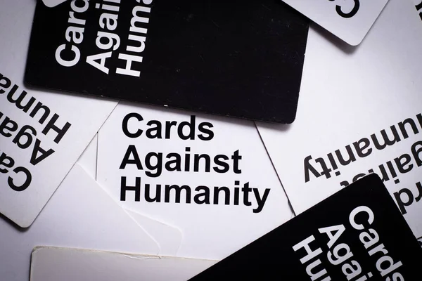 Colocação Plana Cartão Branco Contra Cartão Humanidade Com Outros Cartões — Fotografia de Stock