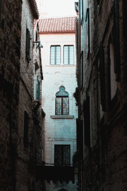 Piskoposluk Sarayı 'ndaki pek çok eski binadan biri, Hırvatlar. Roma tarzı pencereleri olan iki eski bina arasında uzun bir çerçeve. Müzeye döndü.