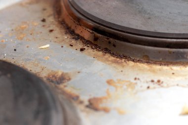 Pişirdikten sonra ocağın etrafında kirli yağ ve kalıntı var.