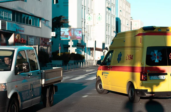 Gelber Krankenwagen Biegt Einer Kreuzung Links Und Fährt Während Der — Stockfoto