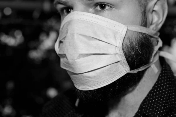 Preto Branco Perto Homem Barbudo Usando Uma Máscara Cirúrgica Olhando — Fotografia de Stock
