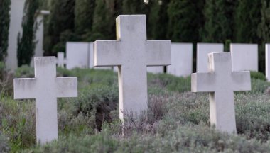 Bir büyük haç ve iki küçük haç, ölen Alman Dünya Savaşı 'na bilinmeyen bir mezarı işaret ediyor. İki asker. Hırvatistan 'ın Split kentinde halk mezarlığı