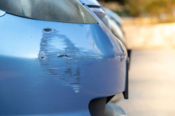 Kratzer Der Stoßstange Eines Blauen Autos Auf Einem Öffentlichen Parkplatz — Stockfoto