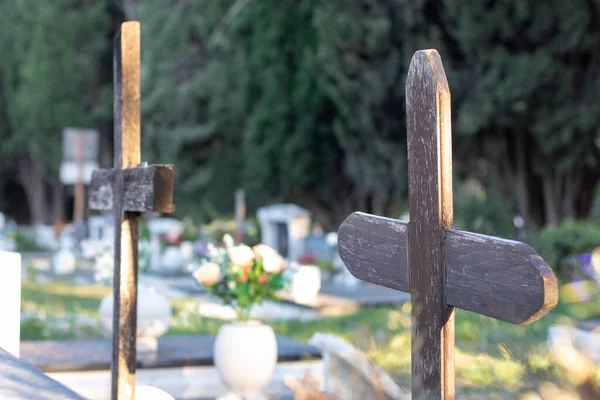 Múltiplas Velhas Cruzes Madeira Marrom Arruinadas Marcando Sepulturas Desconhecidas Cemitério — Fotografia de Stock