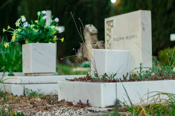 Malý Dětský Náhrobek Soustřeď Žulovou Vázu Vpředu Skutečný Náhrobek Nápisem — Stock fotografie