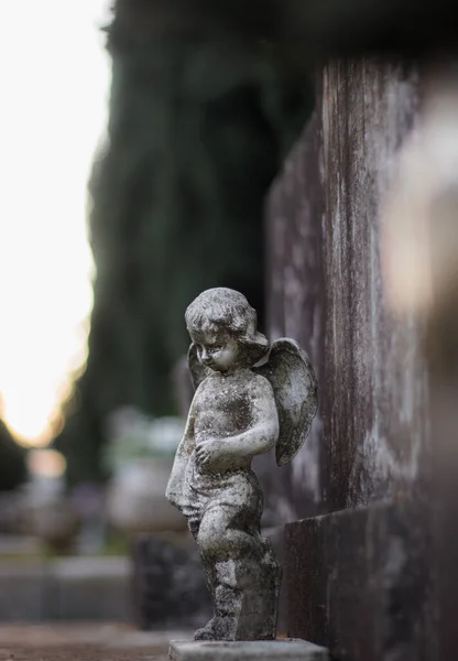 Pequena Escultura Anjo Bebê Com Asas Uma Lápide Pedra Velho — Fotografia de Stock