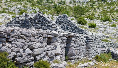 Antik el yapımı taş evler Hırvatistan 'ın biyokovo dağlarında dolaşırken bulundu. Büyük ihtimalle at ahırı olarak kullanılan alanın kalıntıları.