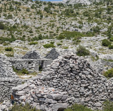 Antik el yapımı taş evler Hırvatistan 'ın biyokovo dağlarında dolaşırken bulundu. Büyük ihtimalle at ahırı olarak kullanılan alanın kalıntıları.