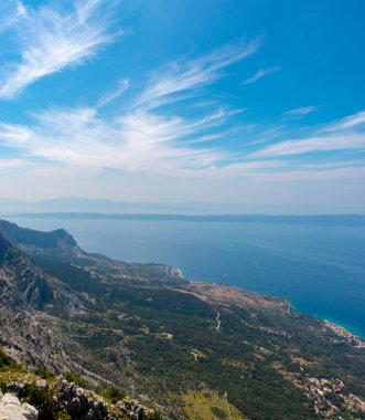 Hırvatistan 'ın Biokovo dağındaki yeni inşa edilen Skywalk' un panoramik manzarası. Adriyatik denizi, Tucepi ve Podgora manzarası. Deniz seviyesine inen yüksek dağlar